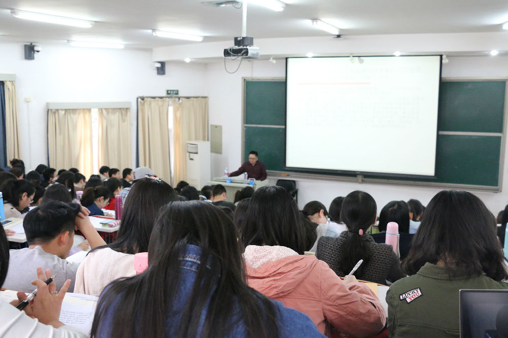 大会进行到最后,胡尚元老师引用了《建议》中的一段话作为总结并且